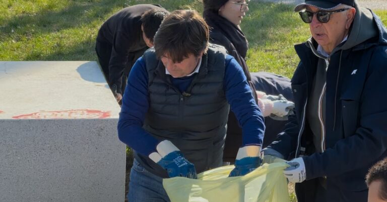 Pesaro, studenti e cittadini ripuliscono il Campus: “La città è di tutti, e si custodisce insieme”