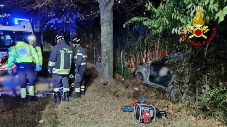 Auto finisce nel fossato sulla SS 73 Bis: una persona ferita