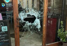 Pesaro, colpisce la vetrata per entrare nel ristorante: arrestato