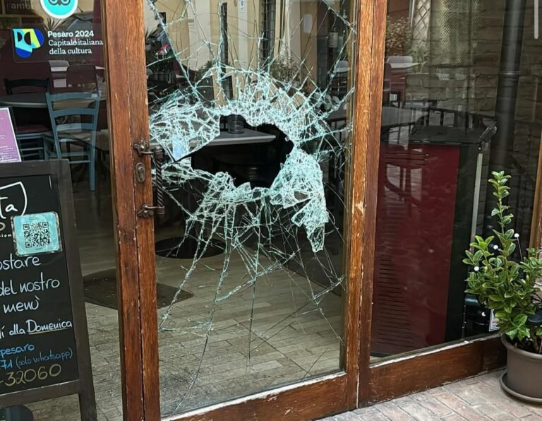 Pesaro, colpisce la vetrata per entrare nel ristorante: arrestato