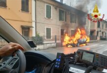 Auto in fiamme a Santa Veneranda: intervento dei Vigili del Fuoco