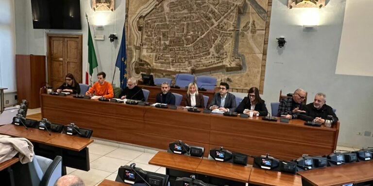 Pesaro – Dimissioni dell’assessore Frenquellucci, attacco del centrodestra: «È la fine del campo largo»