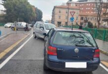 Incidente alla rotatoria tra via Roma e via della Giustizia: tre auto coinvolte, nessun ferito