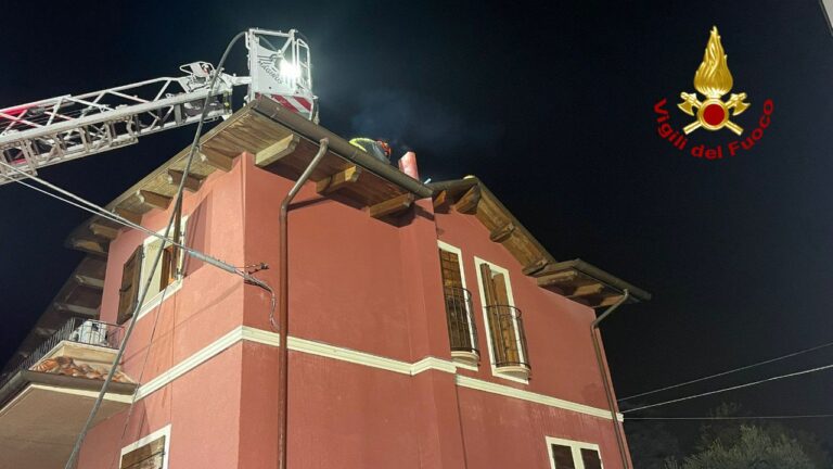 Incendio di una canna fumaria a Fano, intervento dei Vigili del Fuoco