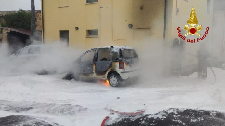 Auto a metano in fiamme, intervento dei Vigili del fuoco ad Ancona