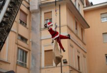 Natale di solidarietà al ‘Salesi’: i Vigili del Fuoco di Ancona vestono i panni di Babbo Natale
