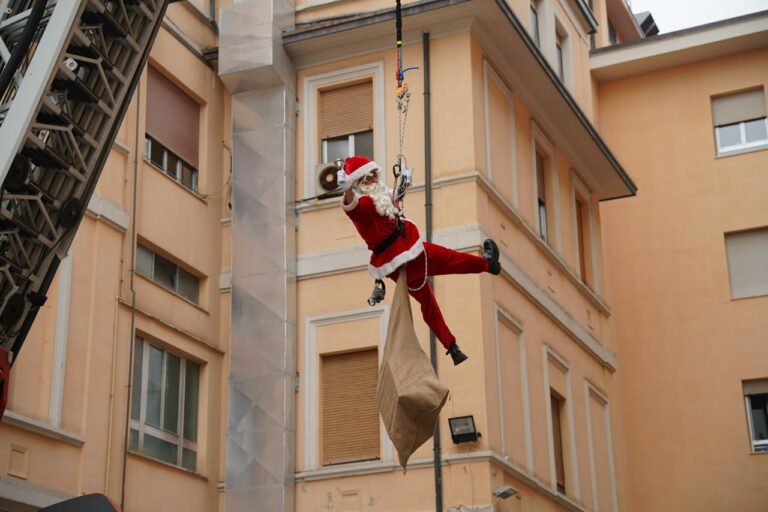 Natale di solidarietà al ‘Salesi’: i Vigili del Fuoco di Ancona vestono i panni di Babbo Natale