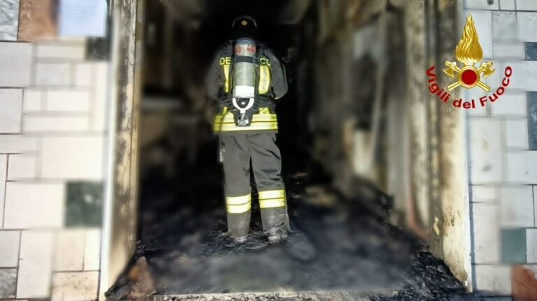 Pesaro, incendio nella notte in via Guido di Arezzo: negozio in fiamme, nessun ferito