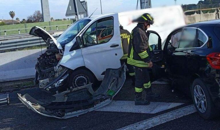Incidente in A14 nelle Marche, tamponamento tra quattro auto: traffico bloccato verso sud