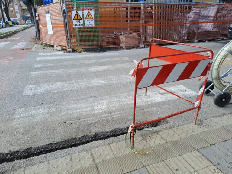 Fano, guasto al semaforo tra via Negusanti e via Palazzi: cavi tranciati durante i lavori per la fibra ottica