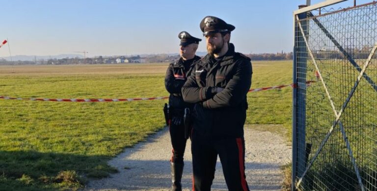 Tragedia a Fano, due paracadutisti perdono la vita: “Collisione a pochi metri dal suolo, non c’è stato tempo per intervenire”