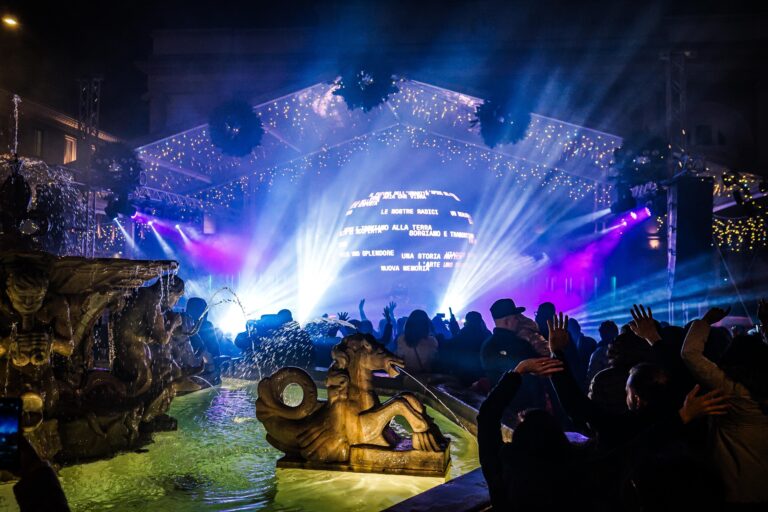 Piazza del Popolo diventa una discoteca a cielo aperto con “Live in Pesaro”