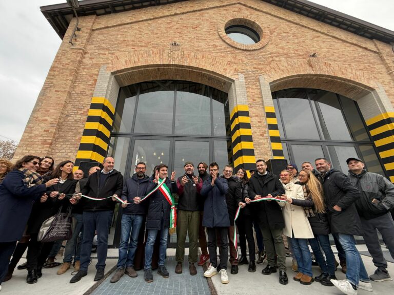 Pesaro, taglio del nastro per la Velostazione: da officina a hub della bici