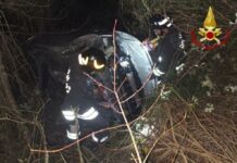Auto precipita nella scarpata alle Cesane: conducente soccorso dai Vigili del Fuoco