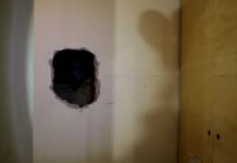 Fano, colpo studiato nei dettagli: svuotata la vetrina di una gioielleria