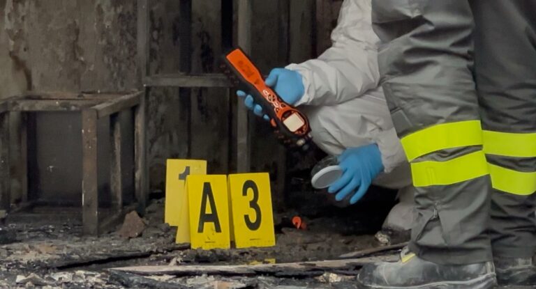 Pesaro – Incendio al Campus Shop 24, locale distrutto dalle fiamme. Nucleo investigativo dei Vigili del Fuoco al lavoro, non si esclude il dolo (FOTO)