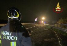 Pesaro: incendio su autocarro in A14, messi in sicurezza i serbatoi: nessun ferito