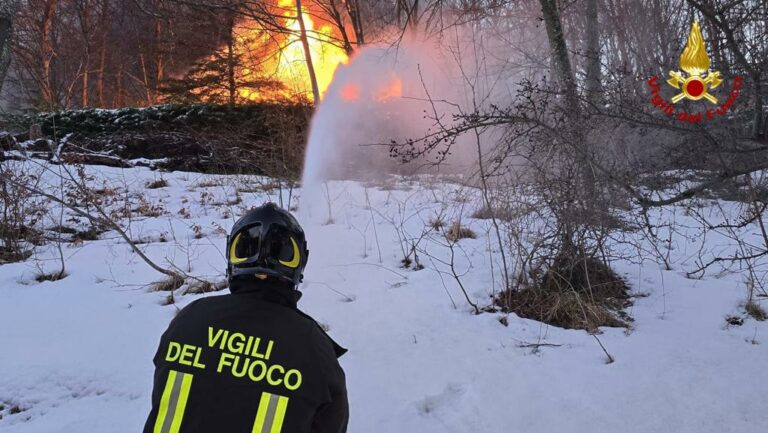Amandola – Incendio in una baita a Garulla Superiore: animali salvati, nessuna persona coinvolta