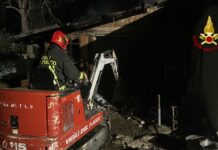 Pesaro – Garage in fiamme e bombola GPL coinvolta: intervento massiccio dei Vigili del Fuoco