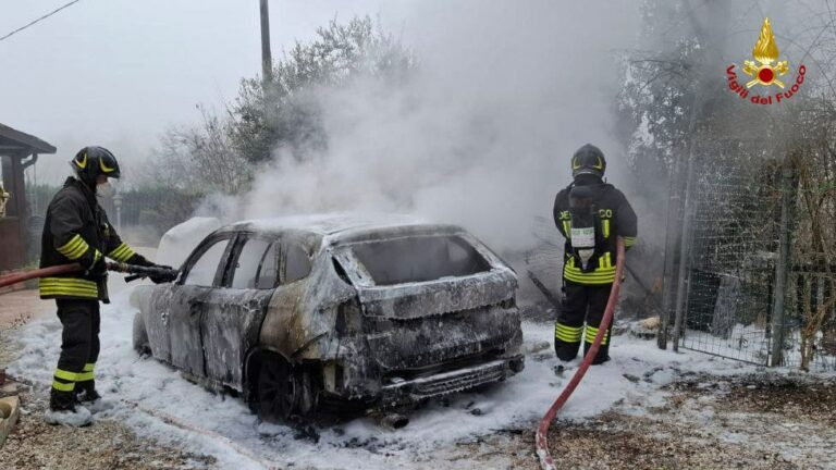 Fossombrone, incendio in via del Castellaccio: in fiamme una legnaia, coinvolta anche un’auto