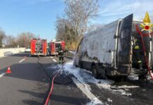 Ascoli Piceno, furgone in fiamme sul raccordo autostradale: nessun ferito