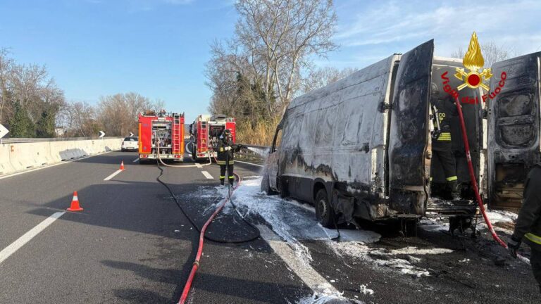 Ascoli Piceno, furgone in fiamme sul raccordo autostradale: nessun ferito