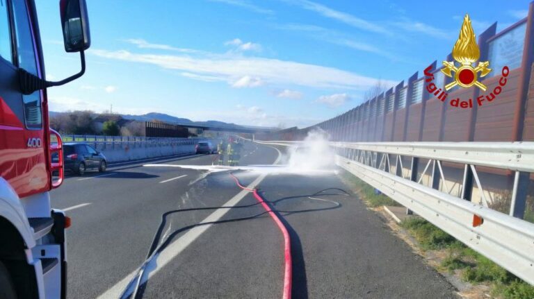 Auto in fiamme sull’A14 tra Marotta e Fano: nessun ferito. Traffico rallentato