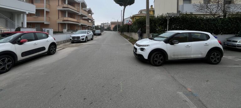 Fano, scontro tra auto e bicicletta all’incrocio Galvani–Bellandra: 78enne ferita e trasportata in ospedale
