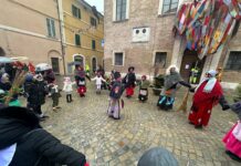 Sotto la neve, la magia continua: Urbania celebra la Festa Nazionale della Befana