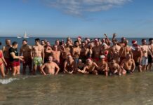 Pesaro, in 50 sfidano il gelo: in mare a Capodanno tra applausi, emozione e il ricordo di Alberto Spinaci