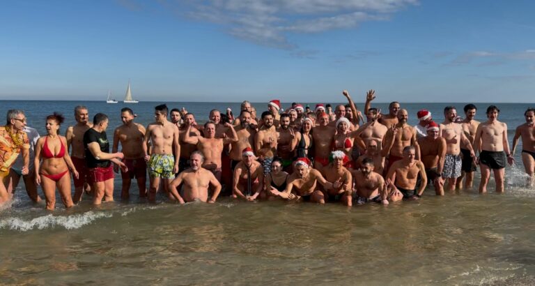 Pesaro, in 50 sfidano il gelo: in mare a Capodanno tra applausi, emozione e il ricordo di Alberto Spinaci