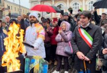Milano Cortina 2026, la ‘Fiamma Olimpica’ in Piazza del Popolo a Pesaro (VIDEO)
