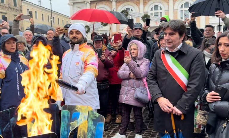 Milano Cortina 2026, la ‘Fiamma Olimpica’ in Piazza del Popolo a Pesaro (VIDEO)