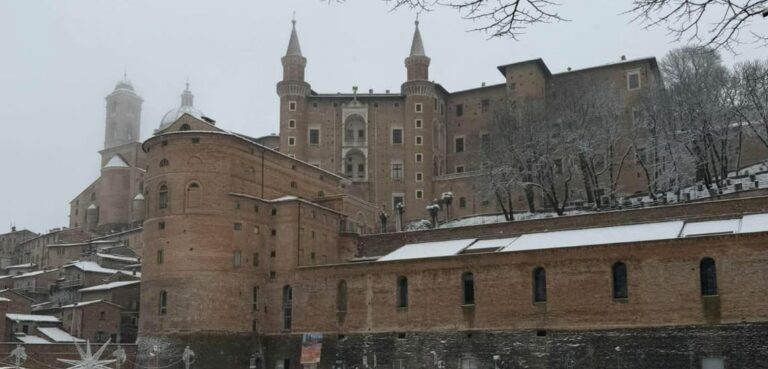 Neve ad Urbino, domani scuole chiuse