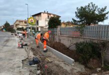 Lavori pubblici a Vallefoglia: in corso la realizzazione di un nuovo tratto di marciapiede di collegamento tra il Centro Commerciale “Arcobaleno” di Montecchio e Osteria Nuova