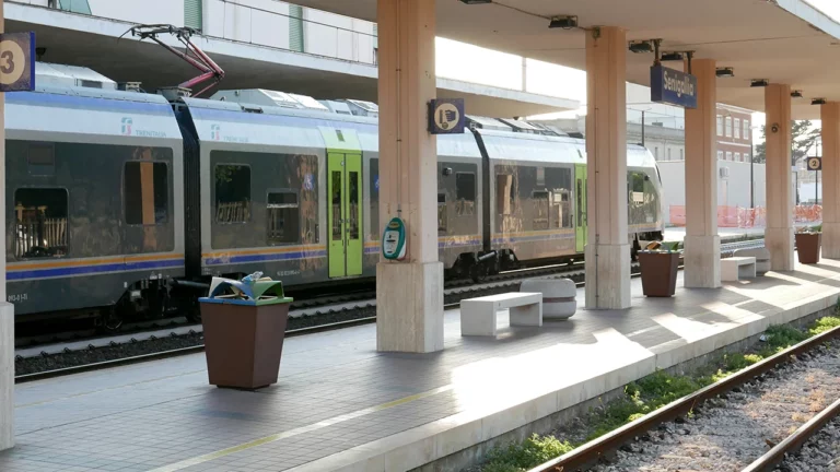 Senigallia, donna urtata da un treno in stazione: ferita lieve ma sotto choc