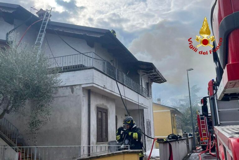 Incendio in una casa a Cartoceto, danni al tetto e edificio inagibile
