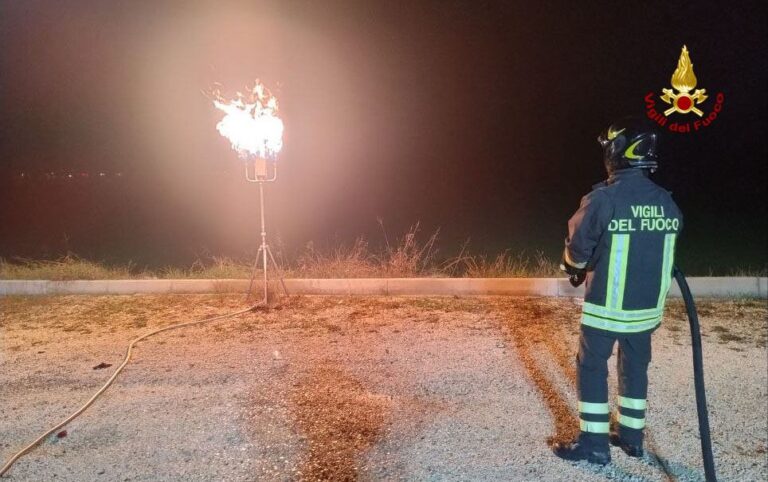 Paura a Osimo: in fiamme una bombola GPL su un camper, intervento dei Vigili del Fuoco (FOTO)