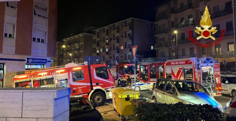 Incendio in appartamento ad Ancona, evacuati i residenti bloccati dal fumo