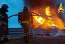 Autocarro in fiamme sull’A14 ad Ancona: intervento tempestivo dei VVF. Nessun ferito