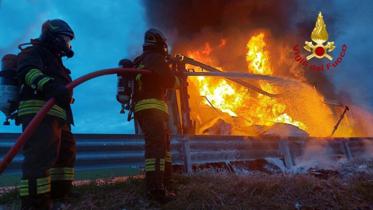 Autocarro in fiamme sull’A14 ad Ancona: intervento tempestivo dei VVF. Nessun ferito