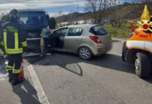 Incidente tra auto e scuolabus a Sassocorvaro, ferita una donna e controlli per alcuni bambini
