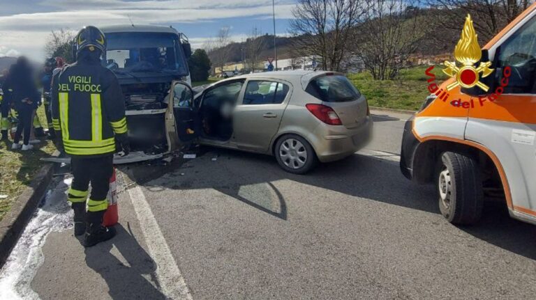 Incidente tra auto e scuolabus a Sassocorvaro, ferita una donna e controlli per alcuni bambini