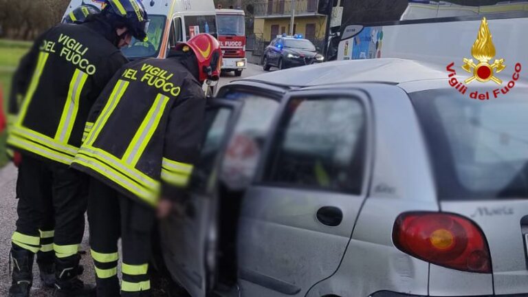 Incidente mortale a Urbino, auto contro autobus: muore uomo di 34 anni