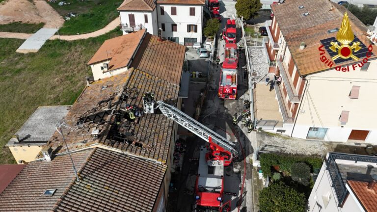 Jesi, fiamme nel sottotetto di una palazzina: stabile dichiarato inagibile. Intervento dei VVF (VIDEO)