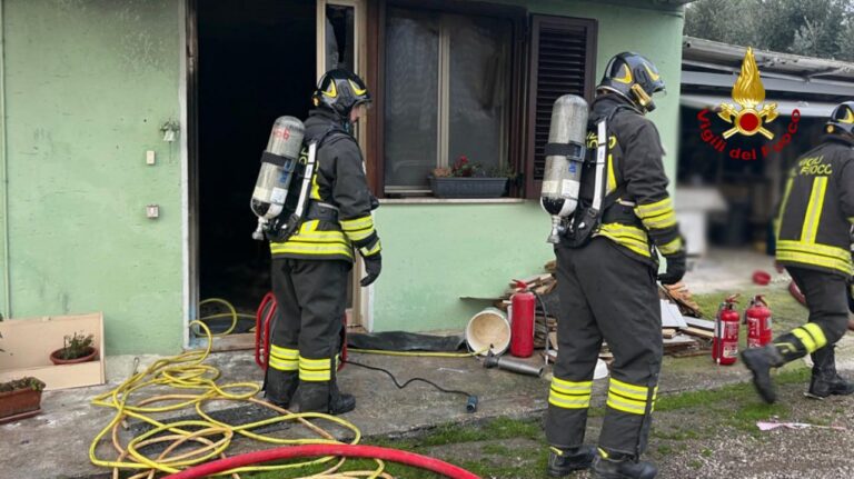 Vigili del Fuoco in azione a Montelabbate: incendio in una casa bifamiliare