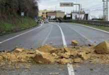 Frana sulla SS16 a Pesaro, strada chiusa e stop ai treni lato monte