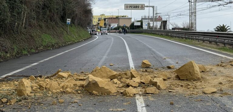 Frana sulla SS16 a Pesaro, strada chiusa e stop ai treni lato monte