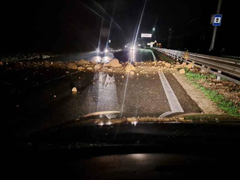 Maltempo, piccola frana sulla SS16 all’ingresso di Pesaro