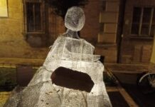 Fano – Nuovo atto di vandalismo: colpita l’installazione “Amore di madre” in piazza Marcolini